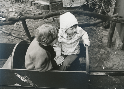 863198 Afbeelding van twee Wijk C-kinderen, tijdens een uitstapje naar het pretpark Duinrell te Wassenaar. Het ...